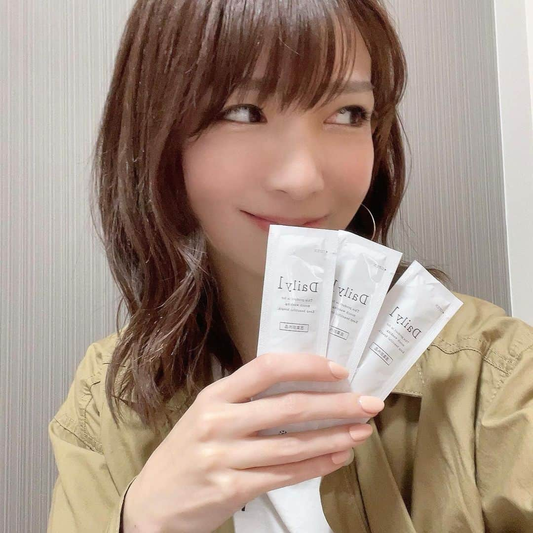 中谷あすみさんのインスタグラム写真 - (中谷あすみInstagram)「すっかり愛用中の @daily1_official さんのマウスウォッシュ🦷  これ苦味がほんのりあるくらいだから後味も悪くなくて良い感じです✨  小分け包装だから鞄にいれて持ち歩いてるよ🌸   #オーラルケア#マウスウォッシュ#frol#フレピュア#Daily1#BITAN#和漢爽快#PR」3月20日 19時22分 - asumi_naa