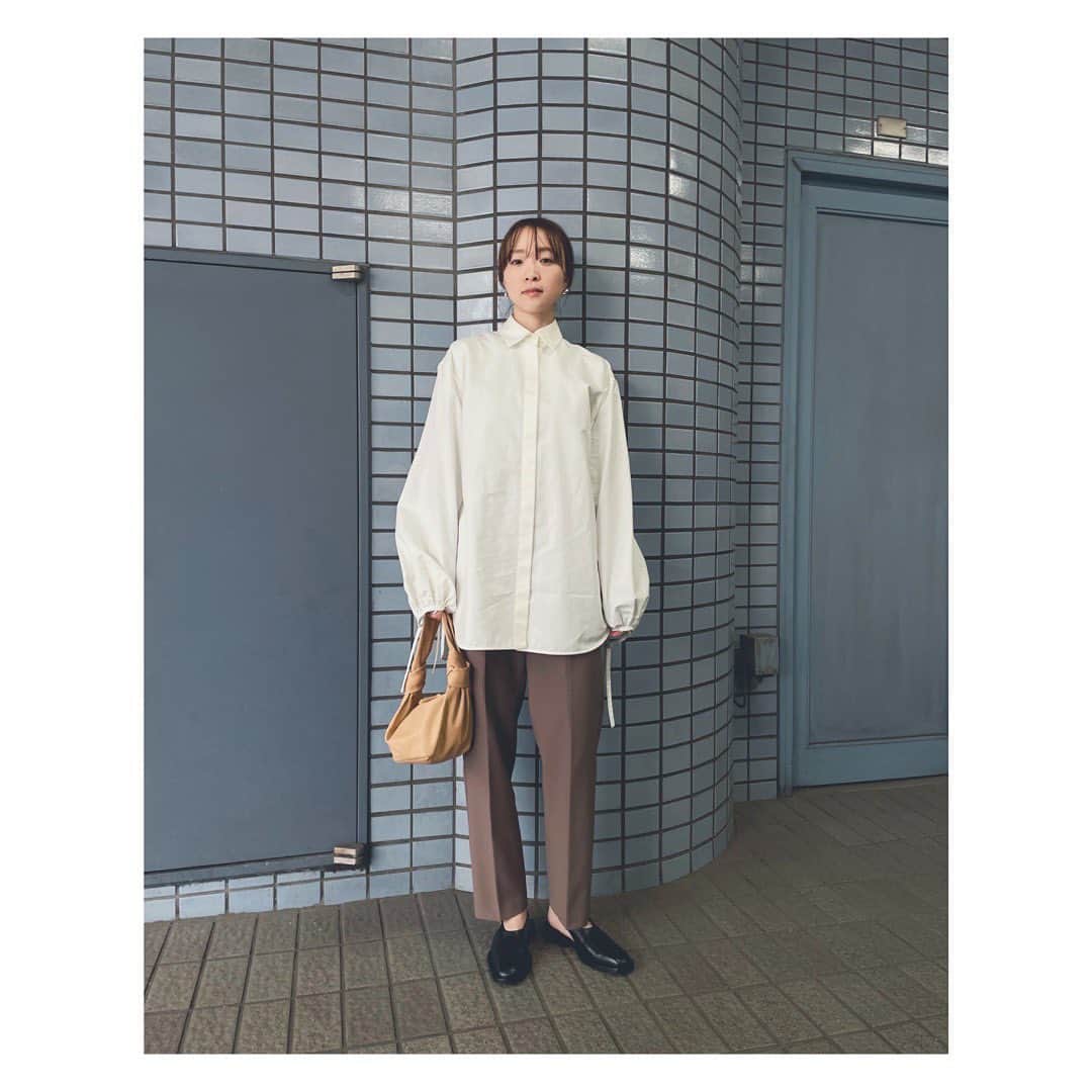 野尻美穂のインスタグラム：「抱っこしてたら裾にシワ😇 仕方なし😇😇 それでも好きな服着たい🤌🏻💞！  shirts:@jilsander  pants:vintage shoes:@jilsander  bag:@newbottega」