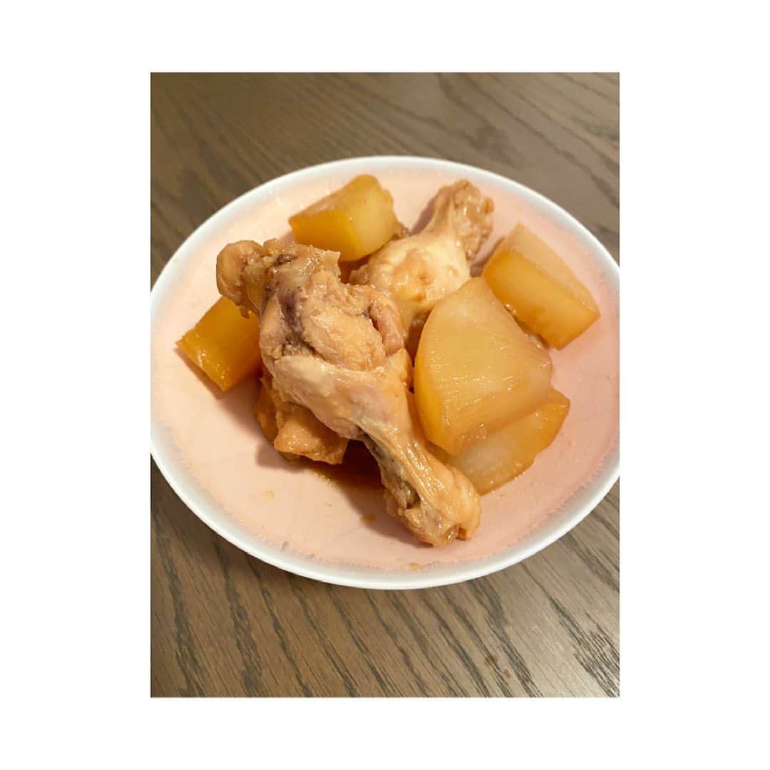 田中雅美さんのインスタグラム写真 - (田中雅美Instagram)「久しぶりの、炊飯器簡単お料理。  ・ ・ 具材と調味料を入れて、スイッチオンするだけー。  ・ ・ 超簡単に美味しいおかずができました。 1歳の息子は大根が気に入ったご様子♪  ・ ・ #炊飯器料理 #手羽と大根 #煮物　風 #簡単料理 #息子には大根を　笑」3月20日 19時30分 - tanakamasami_official
