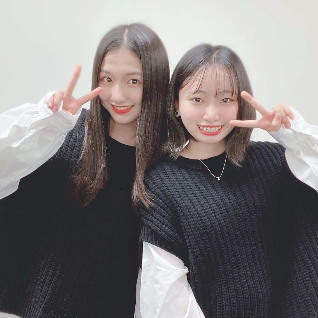 北村真菜のインスタグラム：「❁モノトーンコーデ❁  けいとさんとおそろコーデしました🥺 シンプルで大人っぽい雰囲気です！ どうですか〜？  お洋服☞GRL(グレイル)さん 通販で購入出来ます！丈感もよくワンピースで着れちゃいます☺️  イヤリング☞latticeさん アクセサリーの種類が豊富です❁ おすすめ！！    #モノトーンコーデ #grl #おそろコーデ」