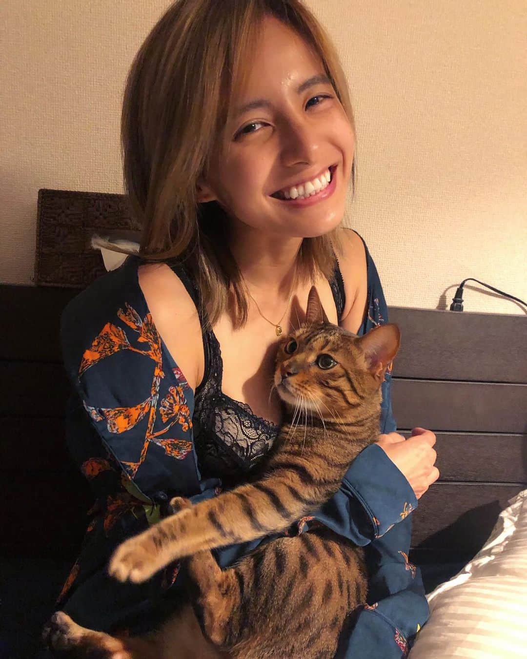 佐野千晃のインスタグラム：「こたさんと一緒にお休みなさい🌙﻿ ﻿ 今夜もしっかりルームブラでお胸にちょこっと良いこと🤤﻿ ﻿ #凛とルームブラ﻿ #ノンワイヤーブラ﻿ #ルームブラ﻿ #ナイトブラ﻿ #アンジェリール ﻿ #angellir﻿ #roombra ﻿ #pr 　﻿ ﻿ ＠roombra」