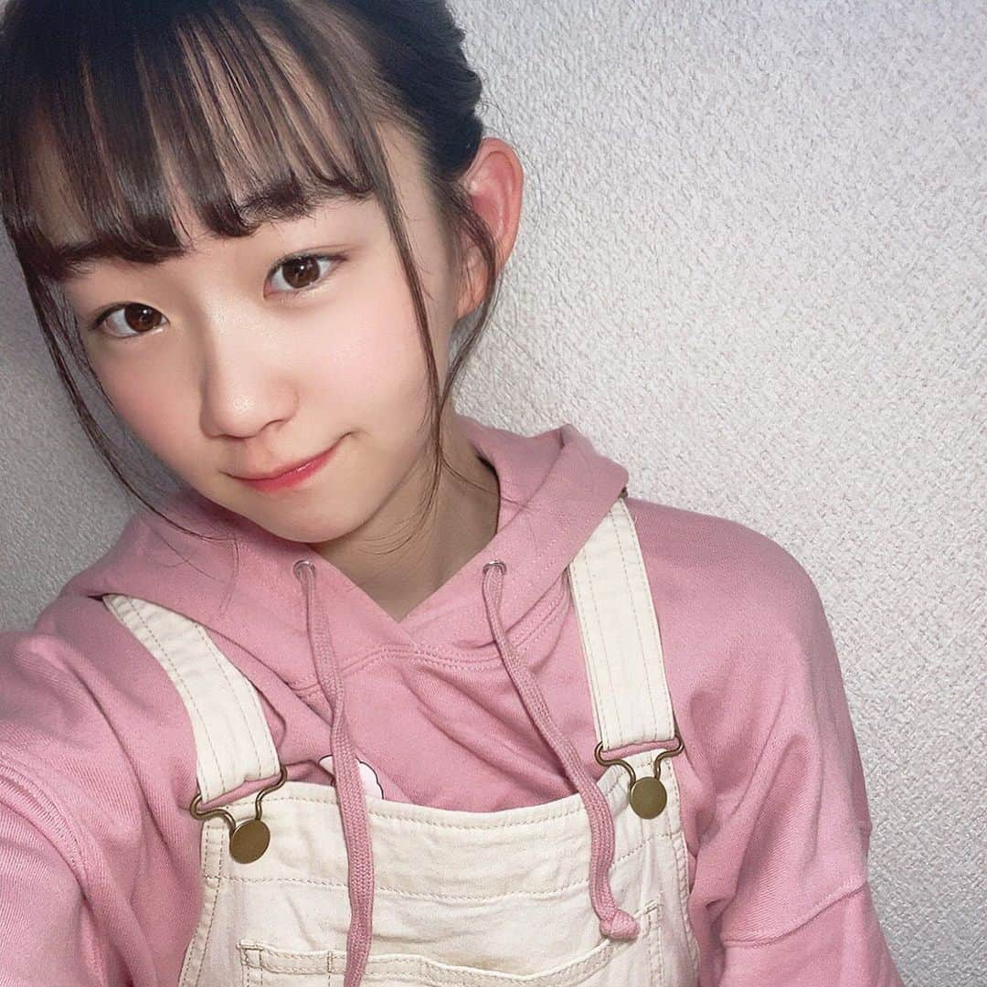 雪月心愛さんのインスタグラム写真 - (雪月心愛Instagram)「なんかしたくなって激レアなお団子🌷*ﾟ  どうかな〜？？  #お団子#お団子ヘア#ヘアアレンジ#ビッグシュシュ#スリーコインズ#3coins#パーカーコーデ#パーカー#サロペット#アイドル#idol#高校生#jk#fjk#おやすみぃあ」3月20日 19時34分 - mia_crownpop