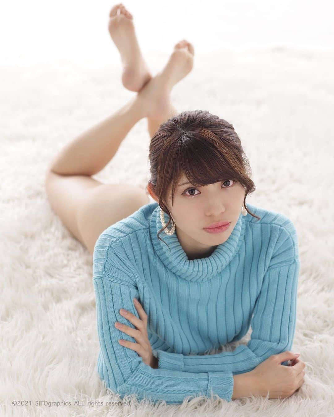 シト山口のインスタグラム：「前回3,000,000リーチを最速記録した、なつさん3/28セミナーは明日予約開始！よろしく！ model なつ　@0917himawari  photo シト山口 @sito_yamaguchi  #model #make #fashion #hairmake  #photo #shoot  #instafollow #フォロー #いいね #モデル #美脚 #美人 #美肌 #美白 #小顔 #スタイル #ヘアメイク #メイク #ポートレート #ファッション #ビューティー #作品撮り  #写真好きな人と繋がりたい #被写体 #グラビア  ©︎2021 SITO graphics All rights reserved.」
