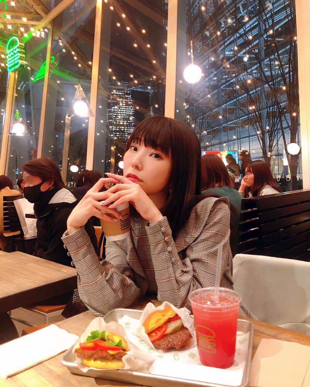相沢梨紗のインスタグラム：「SHAKE SHACK🍔❣️ . . . #shakeshack #🍔 #hamburger #japan #tokyo #yummy #coffee #dinner #goodday #yurakucho #東京国際フォーラム #dempagumi #idol #model #risaaizawa  📸 : @i.am.rasiki」
