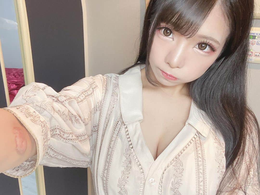 美らかのん（久我かのん）のインスタグラム：「. . . メイク動画撮りながらメイクしたらめっちゃ濃くなっちゃった🙃 . . 近々TikTokに上げるねぇ🙃 . . あとYouTube【いたいけチャンネル】アップしたので見てね🥺💞 . . . . #美らかのん #久我かのん #av女優 #セクシー女優 #youtuber #ティックトッカー #tiktok #自撮り女子 #メイク動画 #youtube #おやすみなさい #goodnight」