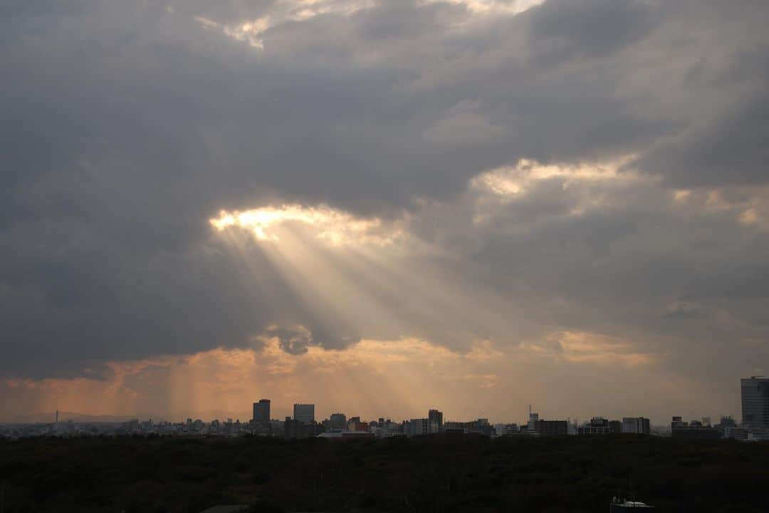 坂元美香さんのインスタグラム写真 - (坂元美香Instagram)「today's sunset 2021/03/20 16:57  天使の梯子👼 今日は夕陽撮る予定なかったのだけど 出かける前に天使の梯子見ちゃったら やっぱ撮るよね〜😇🤙  #sunsetphotobymikasakamoto  #sunset #夕陽 #夕日 #夕焼け  #やっぱり空が好き #イマソラ #CanonEOSKiss8i #無加工無修正 #天使の梯子 #天使のはしご #天使の階段  #エンジェルラダー #angelsladder #薄明光線」3月20日 21時40分 - mika_saka