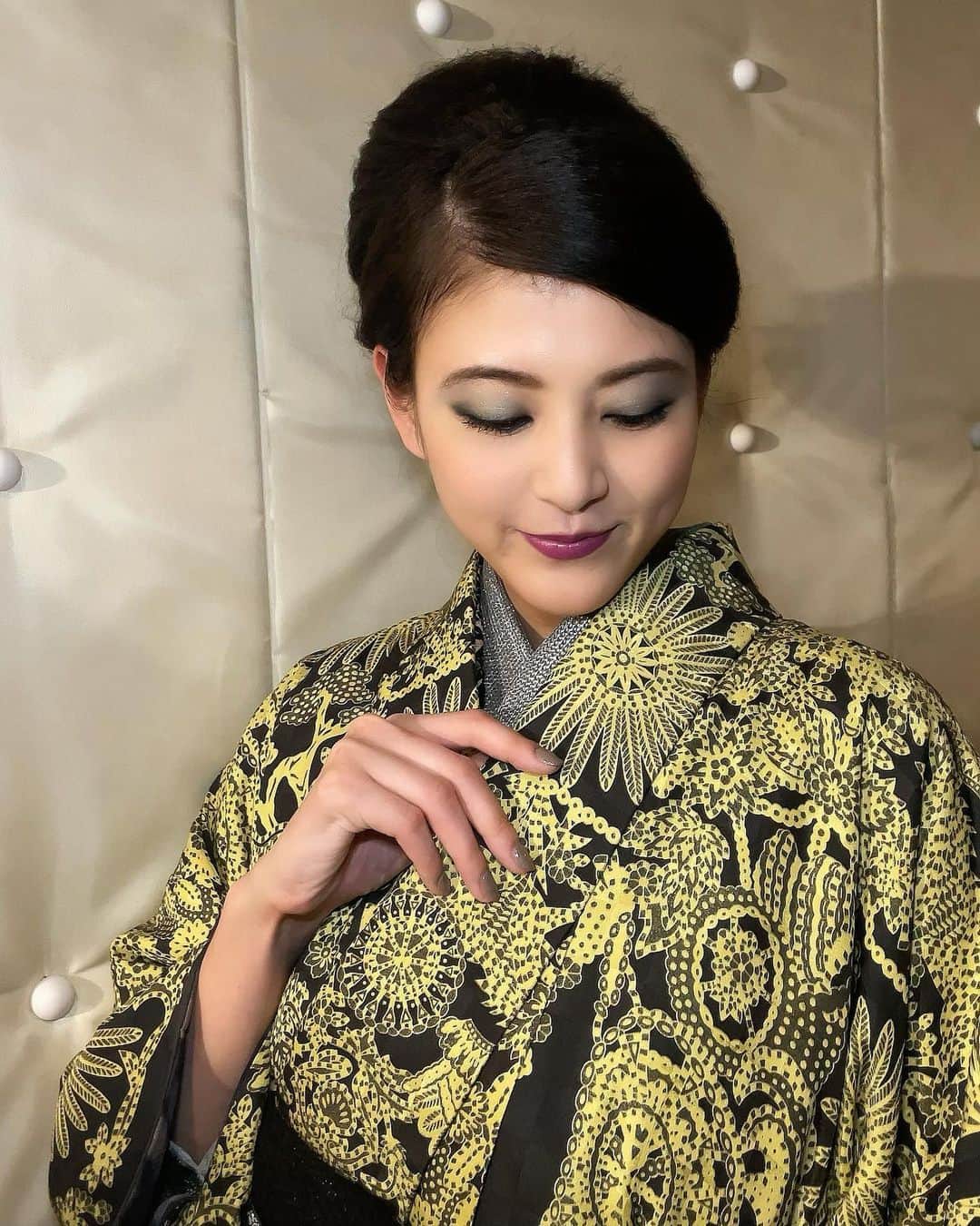 源崎トモエさんのインスタグラム写真 - (源崎トモエInstagram)「ヘアメイクは高校生ぶりくらいの ガッツリ囲みメイク💄こちらも新鮮でした🤗 . #jotarosaito #makeup  #tokyofashionweek  #kimono #kimonostyle」3月20日 21時41分 - ggeenn1119