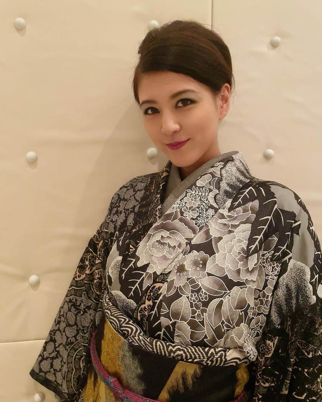 源崎トモエのインスタグラム：「ヘアメイクは高校生ぶりくらいの ガッツリ囲みメイク💄こちらも新鮮でした🤗 . #jotarosaito #makeup  #tokyofashionweek  #kimono #kimonostyle」