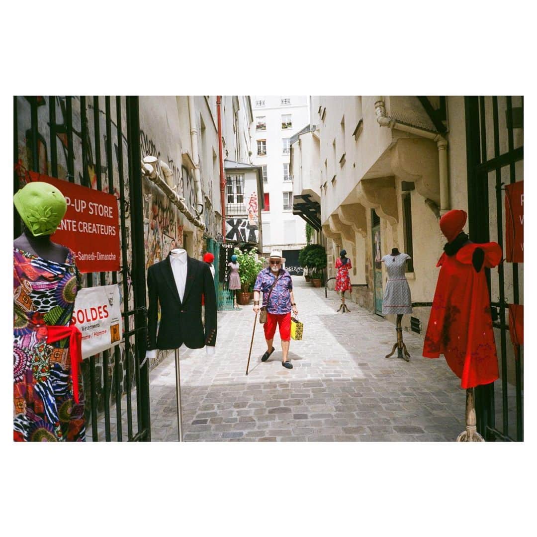 石橋穂乃香のインスタグラム：「🌺 #throwback #2019 #paris #filmphotography  #偶然撮ってしまった素敵紳士 #honophoto」