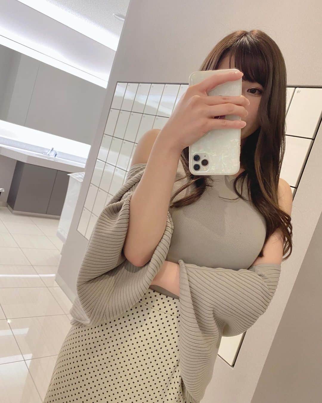 プラネットオシリスのインスタグラム：「. . 撮影があるのでエクステつけ直しと カラー いつもありがとうございます @hiroking225 💇🏻‍♀️ . . エクステつけてると疲れるし苦手なんだけど、 いつも最小本数でいい感じにしてくれて ストレスフリーのエクステ生活です！！！ . . そしてお洋服の質問多かったのですが 上下 @snidel_official です！ . . #エクステ#春服#ニット#snidel」
