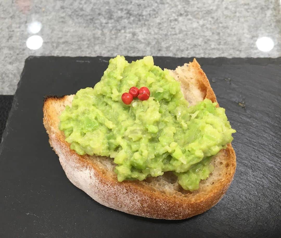 のインスタグラム：「料理教室にて。 そら豆のクロスティーニ。 春色ね🌸」