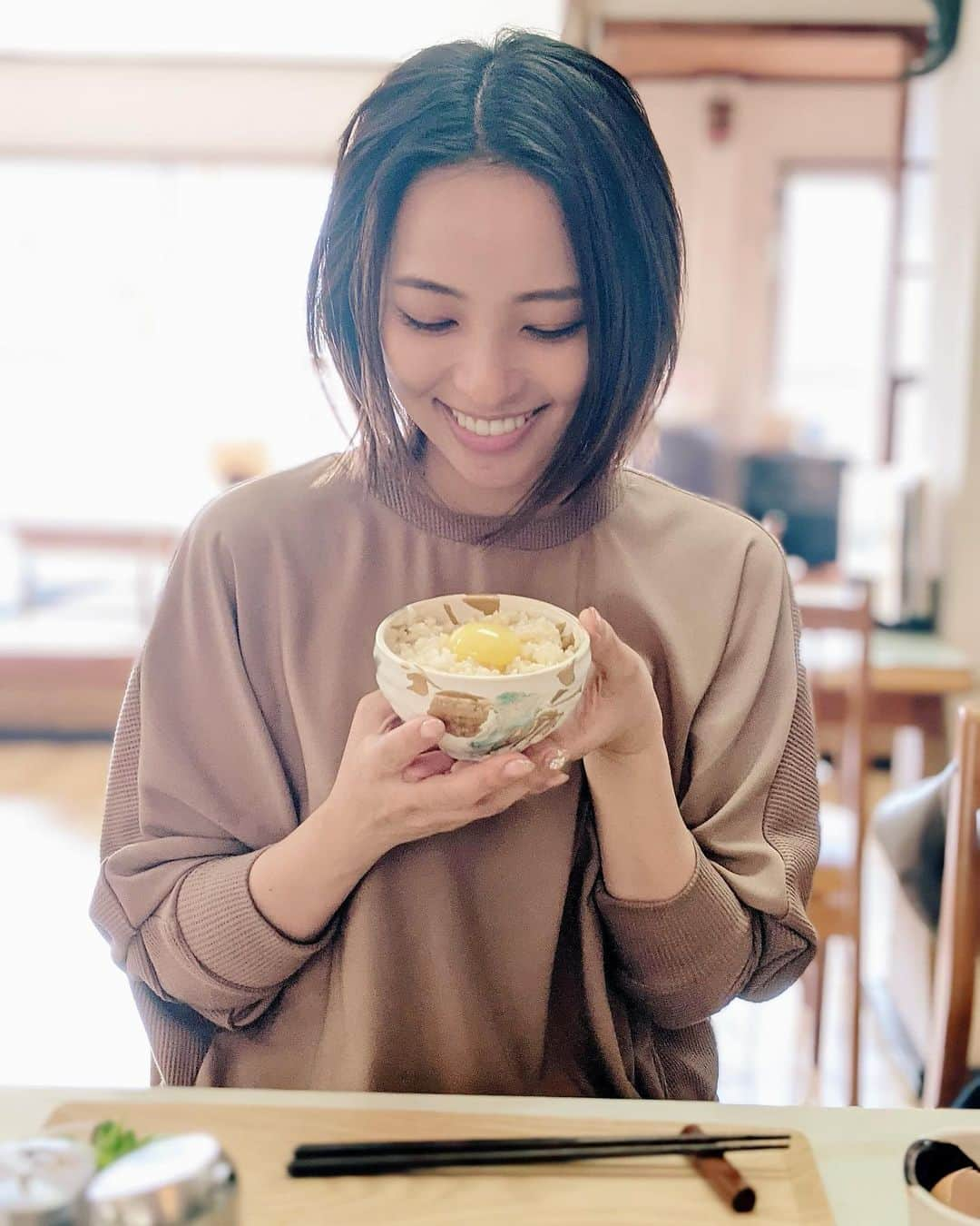 水崎綾女さんのインスタグラム写真 - (水崎綾女Instagram)「TKGは先にお醤油をかけて、卵白をあつあつのご飯に絡ませる派です。最後に黄身をとろっと馴染ませて、はい最高です😌🧡 有機野菜や無農薬、採れたて新鮮お野菜を使ったお店だったからなのか　@dispo  で撮ったから分かりづらいかもだけどたまごの黄身が白っぽかった。 うまうま〜💛💛💛 * * Tops @lugiva_official  * * #TKG #卵料理 #egg #卵 #たまごかけごはん #卵かけご飯 #無農薬 #きのこ汁 #白米 #ご飯」3月20日 22時27分 - misakiayame