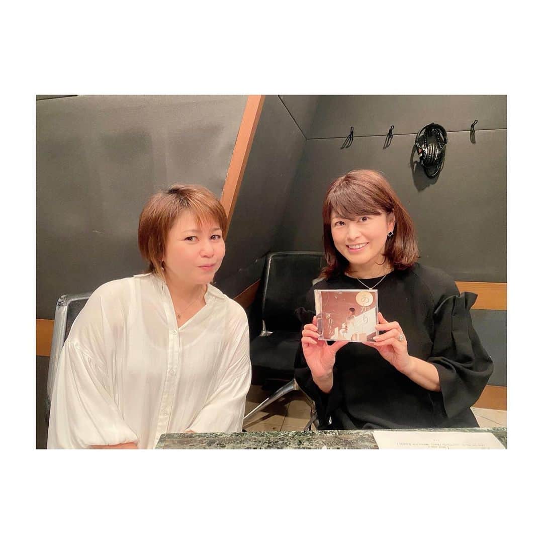 森麻季のインスタグラム：「#夏川りみ さん  ラジオのゲストでした  家族をテーマにしたカヴァーアルバム「あかり」をリリースされたばかりです 錚々たる方々の有名な曲も 是非聴いてみてください ステキな歌声に癒されます  #ブルボンプレゼンツshiningstar  #ラジオ #ゲスト」
