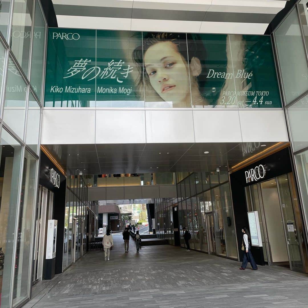 水原希子 さんのインスタグラム写真 - (水原希子 Instagram)「本日からPARCO MUSEUM TOKYO で 開催されている”夢の続き Dream blue”の展覧会に お越し頂いた皆さま🤍  たくさんの温かい言葉を頂き、 胸がいっぱいです。  ありがとうございます❤️  この写真を撮ったのは４年前、 カリフォルニアでモニカとクリスティンと ロードトリップの旅に出た時に撮影したもので、 その時の気持ちが赴くまま、 大自然の中で解放された私たちの記録です。  最初から写真集にする予定はなくて、 自分たちの思い出の為に撮影したんです。  裸になって、裸足になって、 岩を登ったり、草原を走ったり、 自然に湧き出た温泉に浮いてみたり、 突然現れた雪山で走ったり、寝転んだり、、  初めて自然と一体になれた気がした。 裸足で歩くのがこんなに気持ちいなんて知らなかった！  ヌードって言葉だけを切り取ると "覚悟のヌード"とか"女優魂"みたいな、 レッテルを貼られがちで、 ヌードになる事は、女が体を張って 覚悟を決めた時にやるもの。みたいな。 "ヌード"という言葉をタブーな物、 どこかネガティブに捉えられてしまう 雰囲気があるなぁと感じています。  ヌード、裸体は私達のありのままの姿であって、 もっとポジティブに多様な捉え方があっても いいなと思うのです。  ここに写る私は裸体になって全身で自然を感じて、 解放と自由、喜び、言葉にならない心が揺れ動く瞬間。  この写真展と写真集を見た方々が この写真を通して、解放的な気持ちなったり、 ありのままの自分でいる事って気持ちいい事なんだって ポジティブに感じていただけたら嬉しいなと思います。  展覧会は4/4まで開催しています。  そして3/25に、モニカとサイン会を パルコミュージアムにて開催します。  詳しくは @parco_art で 参加方法をチェックして下さい🙏🏻💕」3月20日 22時42分 - i_am_kiko