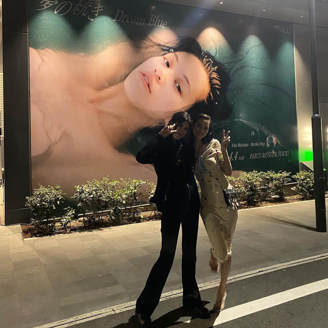 水原希子 さんのインスタグラム写真 - (水原希子 Instagram)「本日からPARCO MUSEUM TOKYO で 開催されている”夢の続き Dream blue”の展覧会に お越し頂いた皆さま🤍  たくさんの温かい言葉を頂き、 胸がいっぱいです。  ありがとうございます❤️  この写真を撮ったのは４年前、 カリフォルニアでモニカとクリスティンと ロードトリップの旅に出た時に撮影したもので、 その時の気持ちが赴くまま、 大自然の中で解放された私たちの記録です。  最初から写真集にする予定はなくて、 自分たちの思い出の為に撮影したんです。  裸になって、裸足になって、 岩を登ったり、草原を走ったり、 自然に湧き出た温泉に浮いてみたり、 突然現れた雪山で走ったり、寝転んだり、、  初めて自然と一体になれた気がした。 裸足で歩くのがこんなに気持ちいなんて知らなかった！  ヌードって言葉だけを切り取ると "覚悟のヌード"とか"女優魂"みたいな、 レッテルを貼られがちで、 ヌードになる事は、女が体を張って 覚悟を決めた時にやるもの。みたいな。 "ヌード"という言葉をタブーな物、 どこかネガティブに捉えられてしまう 雰囲気があるなぁと感じています。  ヌード、裸体は私達のありのままの姿であって、 もっとポジティブに多様な捉え方があっても いいなと思うのです。  ここに写る私は裸体になって全身で自然を感じて、 解放と自由、喜び、言葉にならない心が揺れ動く瞬間。  この写真展と写真集を見た方々が この写真を通して、解放的な気持ちなったり、 ありのままの自分でいる事って気持ちいい事なんだって ポジティブに感じていただけたら嬉しいなと思います。  展覧会は4/4まで開催しています。  そして3/25に、モニカとサイン会を パルコミュージアムにて開催します。  詳しくは @parco_art で 参加方法をチェックして下さい🙏🏻💕」3月20日 22時42分 - i_am_kiko