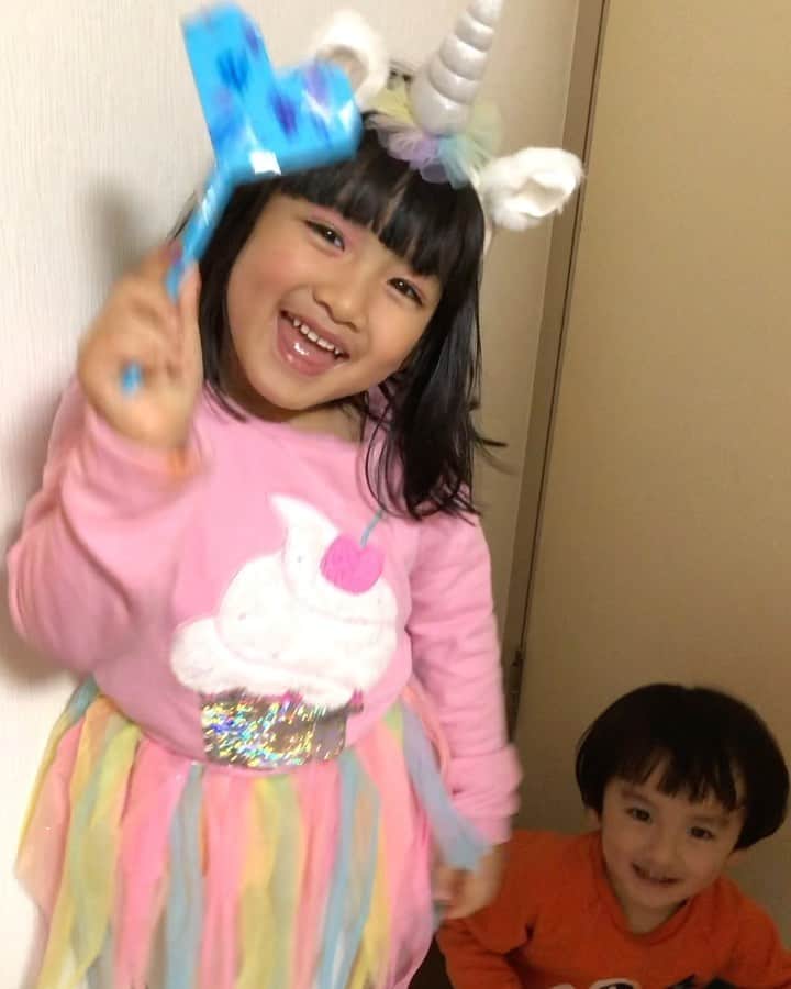 山口尚美のインスタグラム：「2年前がこんなに小さく懐かしいなんて😢❣️ 子供の成長は早い…😭👧🏻👦🏻 はるみの趣味は変わってないけど😅🌈🦄💗 #5歳 #2歳」