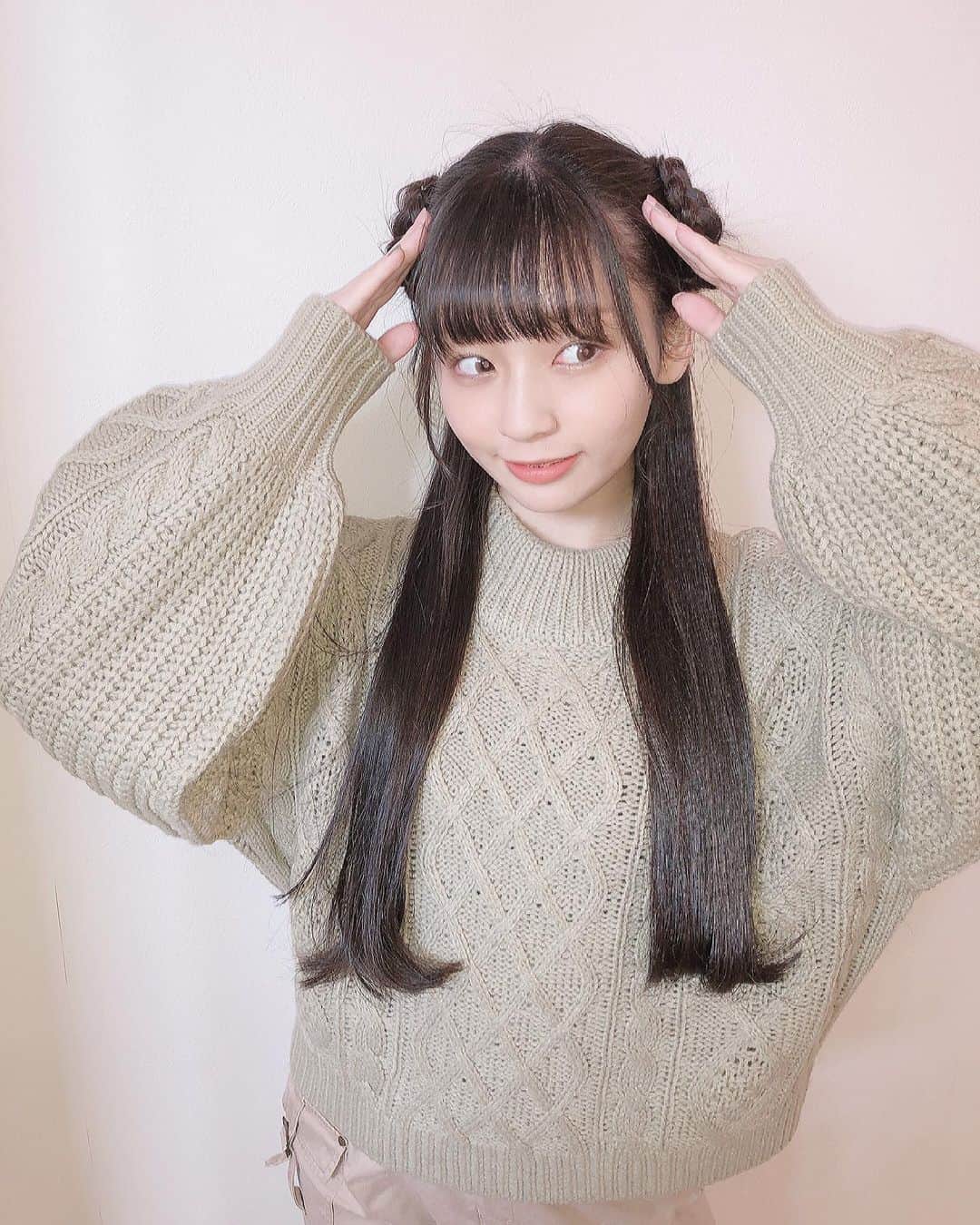 尾野寺みさのインスタグラム：「﻿ ﻿ かなり好評だった羊ヘア🐏﻿ ﻿ #羊ヘア #リクエストあれば動画にします﻿ #ヘアアレンジ #アップヘア #ハーフアップ﻿ #ロングヘア #ストレートヘア﻿ #ライブ #アイドル #尾野寺みさ﻿ #グリーン #シャーベットカラー﻿ #ニット #春ニット #アイボリー﻿」