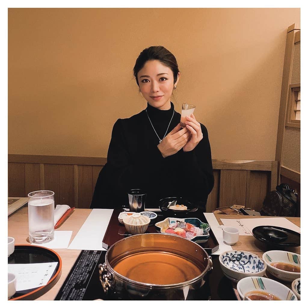 ARIKAのインスタグラム：「越後湯沢♨️☺️♨️ . 東京から1時間20分で行ける越後湯沢❤️ 旅館のご飯、お酒🍶最高♡ 久しぶりの旅行だから贅沢して特別室にしたよ✨ 部屋風呂も凄く良かった〜💕 . #旅行 #温泉 #越後湯沢 #休日 #旅館 #日本酒 #部屋風呂 #最高 #癒し #tokyo #trip」