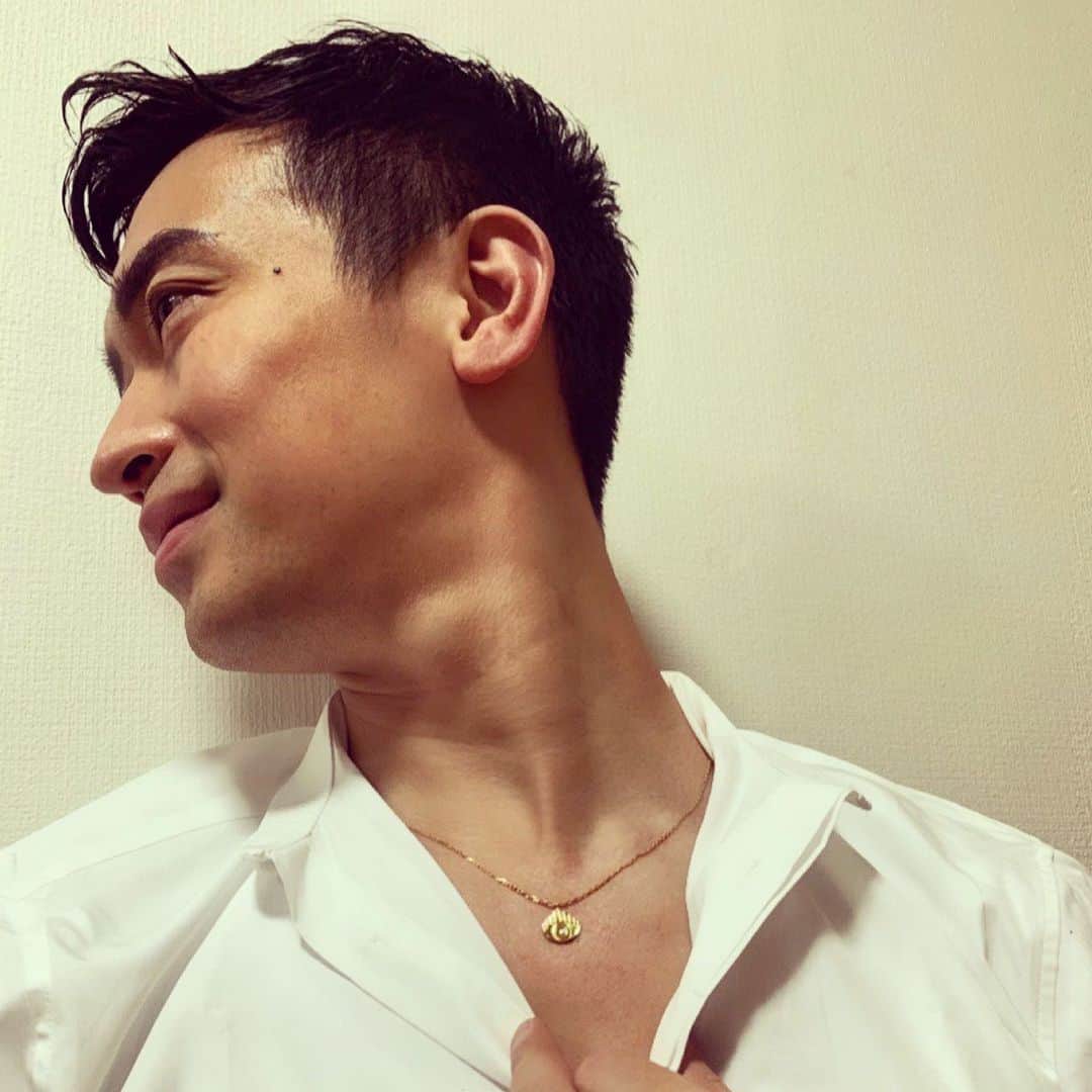 JUNYAのインスタグラム：「⠀ 人生で初めて自分にジュエリーを買いました。⠀ 実は体調をぶち壊して今までないくらいにめちゃくちゃ落ち込んでいました😂⠀ ⠀ でも人間って前には進まなきゃいけないもので、後ろ向きになっていても時間は過ぎていくもので。 ⠀ 人生の節目にタトゥーを入れたりするけど、俺はそういうタイプでもないし...⠀ ⠀ そんな体調も気持ちも落ちに落ちていたときに、偶然 佐田真由美さん @sadamayumi  に会う機会がありました。彼女は長年ジュエリーデザインをしているのです💍⠀ ⠀ "ジュエリー作りは婚約や結婚など、人の人生に関われるからやりがいがある"⠀ ⠀ と言っていたのを何かで見たのを思い出しました。⠀  今回ポジティブな事柄ではないけれど、自分にとっては大きな出来事だった。⠀  "魔除け"の意味があるこのジュエリーを選んだのも、今の自分にピッタリだな、って。⠀ 18金で目の部分がダイヤモンド💎⠀  実際久しぶりに会ったまゆみんさんはエナソルーナ @enasoluna_official  のジュエリーみたいにキラキラしていて(表現がオヤジ臭い)、話してるだけで元気になりました。⠀ ⠀ そこで今回初めてエナソルーナで人生で初めてのジュエリーを買いました。⠀ ⠀ 悪いものから守ってもらえますように。⠀ ⠀ そしてまゆみんさん素敵なジュエリーをどうもありがとう😊⠀ ⠀ ファーストジュエリー、ファーストエナソルーナ、大事にします。  @enasoluna_official  by @sadamayumi」