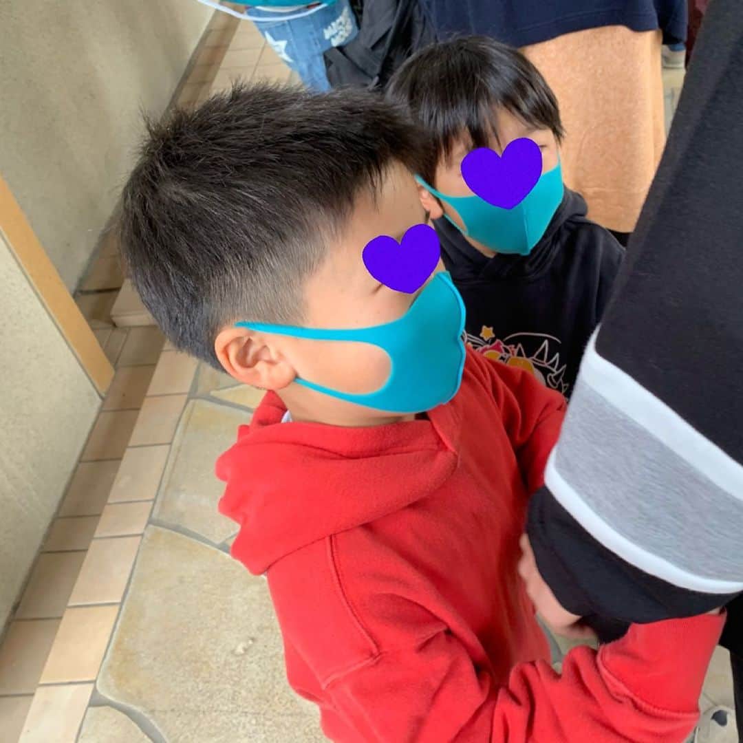 のインスタグラム：「3月19日😊 次男5歳のお誕生日🎂。 ・ 次男が5歳だなんて信じられない😭。 最近まで赤ちゃんだったのに、 出会って5年も経ったんだね。 ・ 出産した日を思い出し、勝手にうるうる🥺。 ・ 手ががかる子は可愛い！ の代表のような君。 ・ 君を見てると笑顔が溢れる😊。 君が笑うと家族みんなが笑顔に溢れる😊。 ・ 君と出会えた私達家族は本当に幸せです。 ・ これからもみんなで仲良く過ごそ😊❤️ お兄ちゃんとの喧嘩は程々にしてほしいけど。w ・ 4月から年長組だね❤️ 毎日が全力で、毎日が楽しくて、なにより、健康第一に過ごせる一年になりますように。。 ・ 今井家を選んで来てくれてありがと😊❤️。 #年子兄弟 #3月19日生まれ  #お誕生日おめでとう」