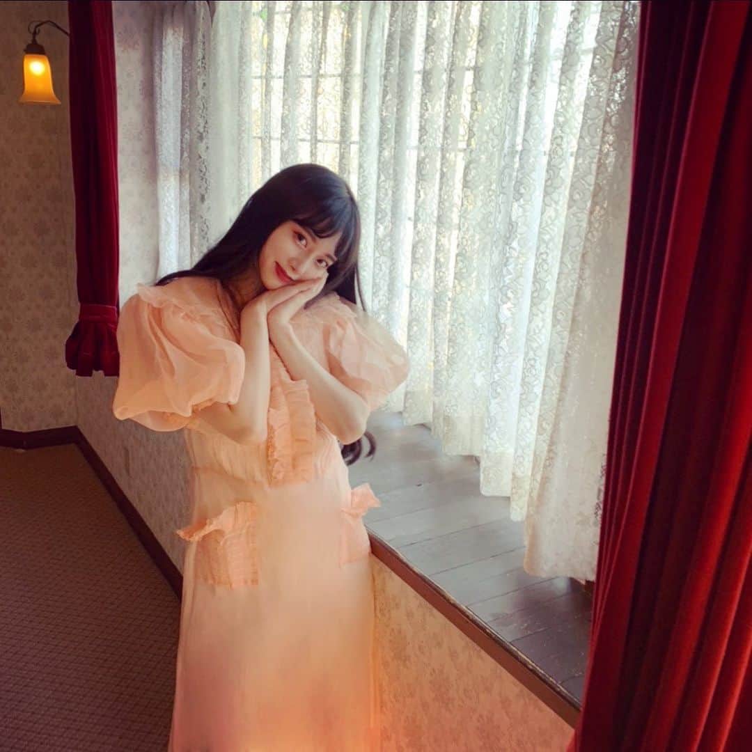 酒元麻衣（まいへー）のインスタグラム：「🤰だった時の写真でてきた♡ 何このポーズって感じだけど夫婦二人でした最後の旅行♡いい思い出だなぁ📷出産してから自分の容姿がすごく嫌でぽんにふと撮られた写真とか見てめちゃくちゃ落ち込む笑　あー私ってこんな顔してるんだって😂一気に老けた気がするの、、栄養沢山👶🏻に吸い取られてるからかな😂そう思いたい、、😭インスタの写真は本当に色々美化しすぎてる😭これから自分磨き頑張ります😭🔥🔥🔥🔥🔥泣」