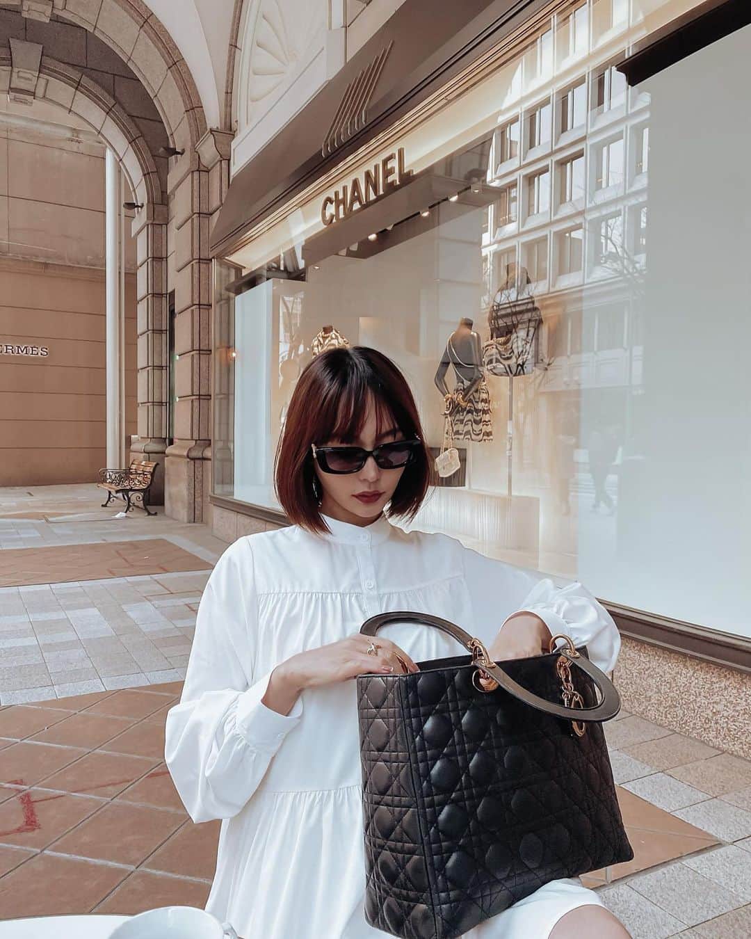 青田夏奈のインスタグラム：「﻿ 𓂃𝑖𝑛 𝐾𝑂𝐵𝐸𓂃⚓️﻿ ﻿ ﻿ 最近都内で全然お出かけしてなくて﻿ 投稿が関西に住んでる人みたい💭﻿ ﻿ どっちの方が住みやすいとか合う合わないとか﻿ 聞かれたりするけど、私はどっちも住みやすいし﻿ どっちも好き❤︎﻿ ﻿ あ、話がそれましたがここは"カフェラ"のテラスです☕️﻿ ﻿ 前に行った時とはまた違うアングル❤︎﻿ ﻿ ﻿ 🫖  𝐶𝐴𝐹𝐸𝑅𝐴﻿ ￣￣￣￣￣￣￣￣￣￣￣￣￣￣﻿ ⚑. 大丸神戸1F﻿ ☑︎ 居留地大丸前駅すぐ﻿ ☑︎ 新神戸駅〜車で10分 / 神戸空港〜車で15分﻿ ﻿ ﻿ ﻿ ﻿ #caffera」