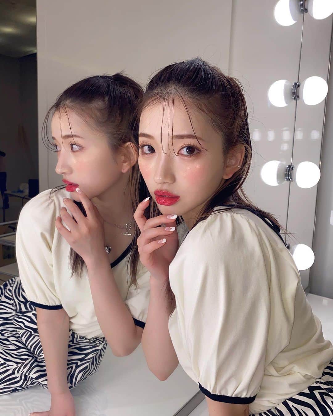 南りほのインスタグラム：「はい、また私の好きなストレートハーフアップ🖤 メイクがほんとに毎回ドツボ🤭💗愛です、@ksyknk  #カナコ食べたで #カナコビスコ事件 😂🍫」