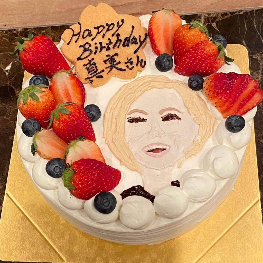 熊谷真実さんのインスタグラム写真 - (熊谷真実Instagram)「寄居町の芳子ちゃんが、誕生日ケーキとプレゼントを用意して待っててくれた。  お部屋にはまみちゃんおめでとうの飾りが。  私はなんて幸せなんだ。 グルテンフリーのケーキは染みるほど美味しかった。  大好きな寄居町。 利根川を見ながら暮らしてみたいな。 #熊谷真実#寄居町#大好きな街#ありがとう❤️ #なんて言えば良いんだろう#嬉しくて#言葉は見つからない」3月20日 23時53分 - mami_kumagai310