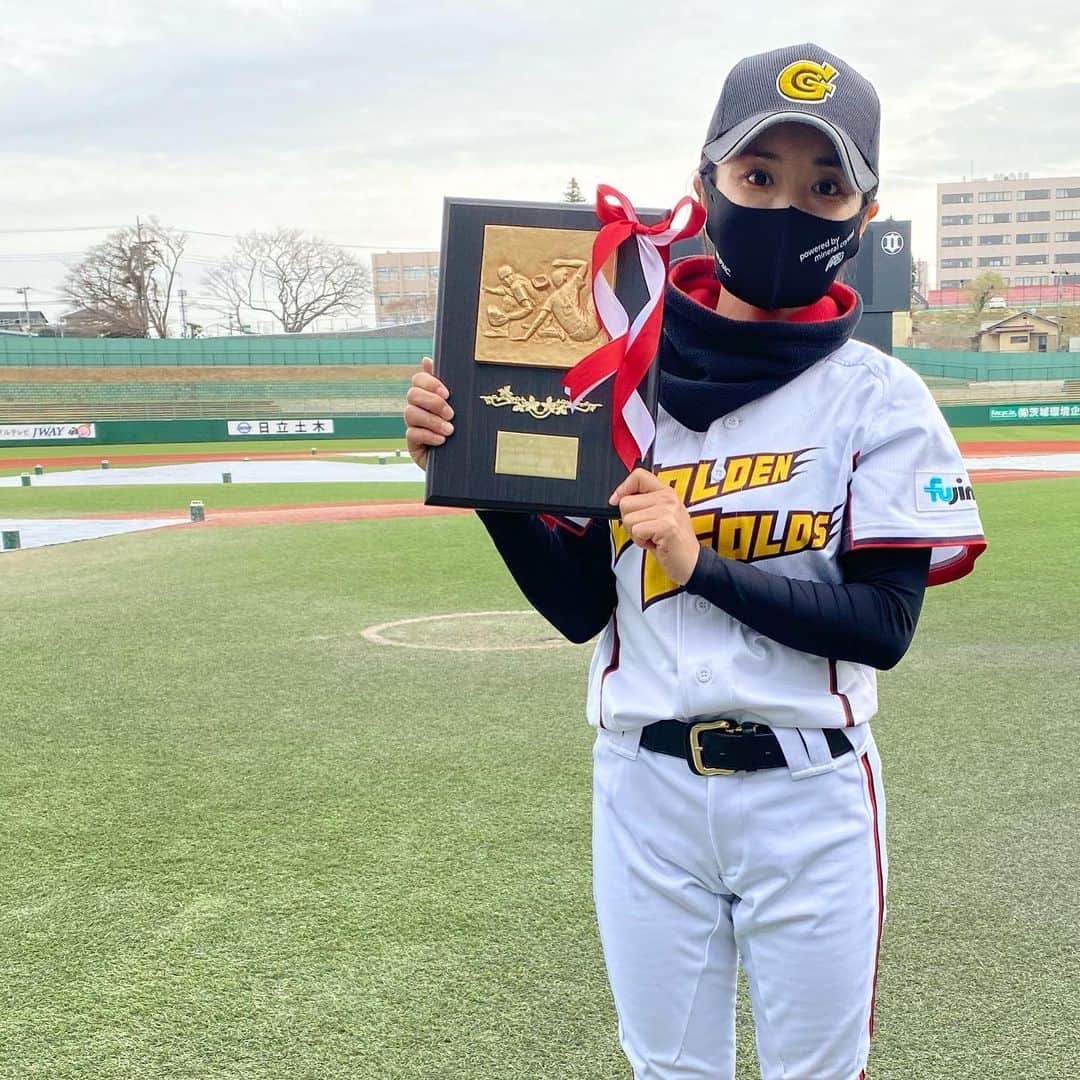 片岡安祐美さんのインスタグラム写真 - (片岡安祐美Instagram)「⚾︎  今シーズン初の公式戦！ 全日本クラブ野球選手権大会茨城県予選。 vs 全水戸野球クラブ 7-0 勝ち vs Tsukuba Club 6-4 勝ち  関東大会への切符、手にしました！ 久しぶりに盾に、ものすごく重みを感じました。  全員が集まって練習再開したのは1ヶ月前。 出来てないことが多かったけど、 「勝つことだけを考えて、一丸となって戦おう！！」 とミーティングして、みんな方向性を統一して、試合することができたかと思います。  反省も収穫もたくさん。 関東大会まであと1ヶ月。 一つ一つ、やれることは全てやり切って、 またみんなで頑張ります！！  この状況下、大会が出来たことに感謝です。 関係者の皆様、ありがとうございました！  #全日本クラブ野球選手権大会  #無観客試合  #茨城県代表  #社会人野球  #クラブチーム  #茨城ゴールデンゴールズ  #監督  #野球  #ナイスゲーム 😎👍🏻」3月20日 23時57分 - ayumi.kataoka_gg.1