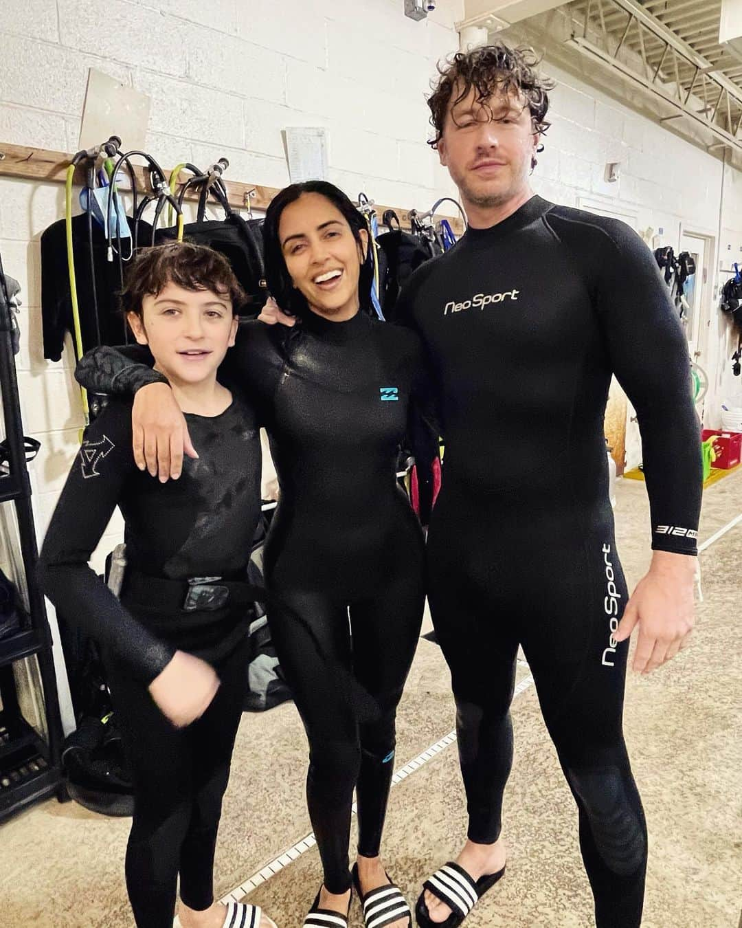 ジョシュア・ダラスのインスタグラム：「Corporate retreat with @yoparveen & @jackjmessina! Season 3 of @nbcmanifest coming to @nbc April 1st! #manifest ✈️ 🏊‍♂️ 🤿」