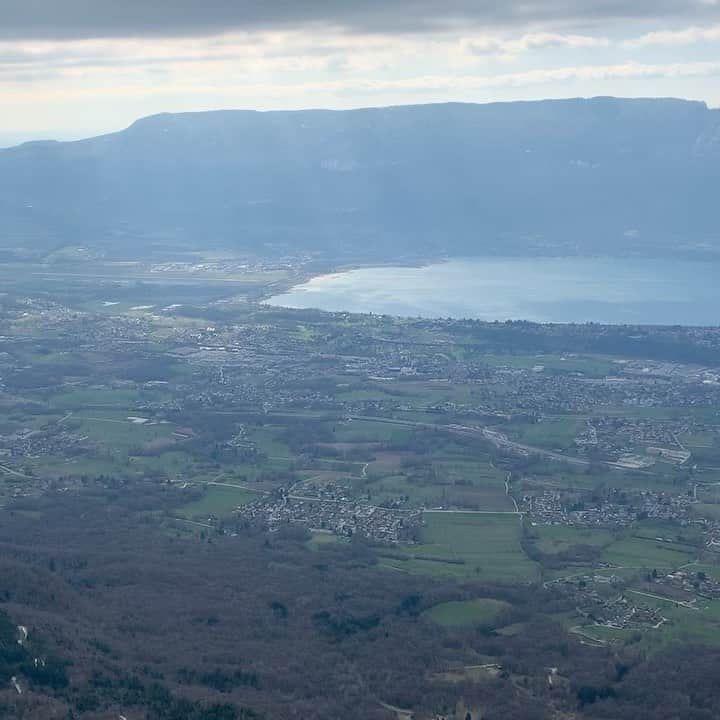 クリストフ・ルメートルのインスタグラム：「On m’a souvent posé la question du pourquoi je restais vivre ici, quelles en étaient les raisons. Ceci est l’une d’entres elles 🤩 #savoie #aixlesbainsrivieradesalpes #montagnes #paysages #landscapes #lacdubourget #lerevard #ladentduchat #pointdevue」