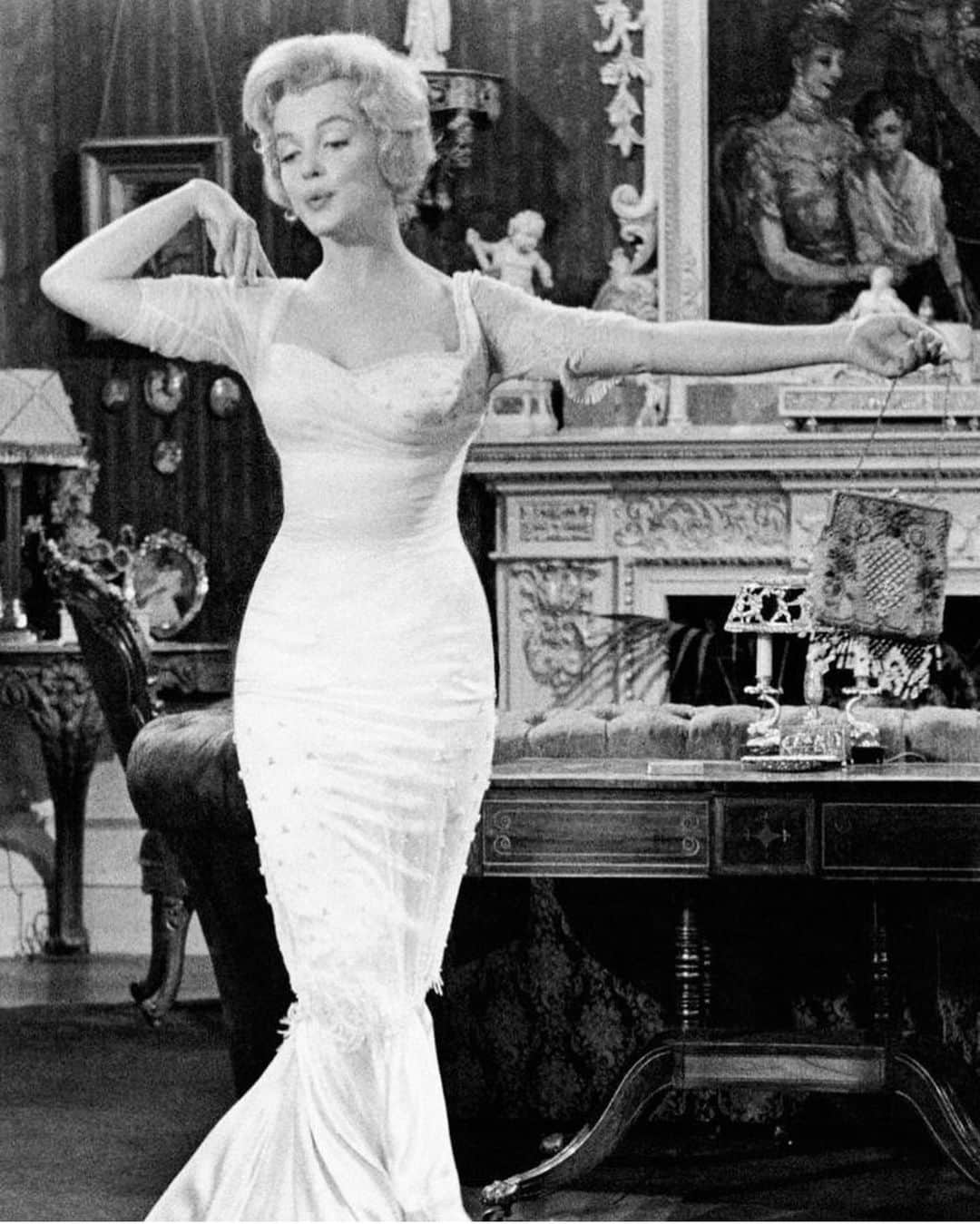 マリリン・モンローさんのインスタグラム写真 - (マリリン・モンローInstagram)「Gorgeous Marilyn in “The Prince and the Showgirl”❤️ the details on her dress are divine」3月21日 6時47分 - welovemarilyn