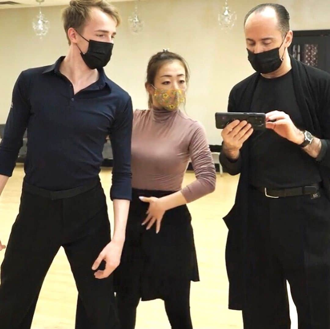 村主章枝さんのインスタグラム写真 - (村主章枝Instagram)「Checking the movements with my coach.  動きを先生と確認中🙆‍♀️ #latindance  #金スマ社交ダンス💃🕺✨」3月21日 1時59分 - fumie.suguri