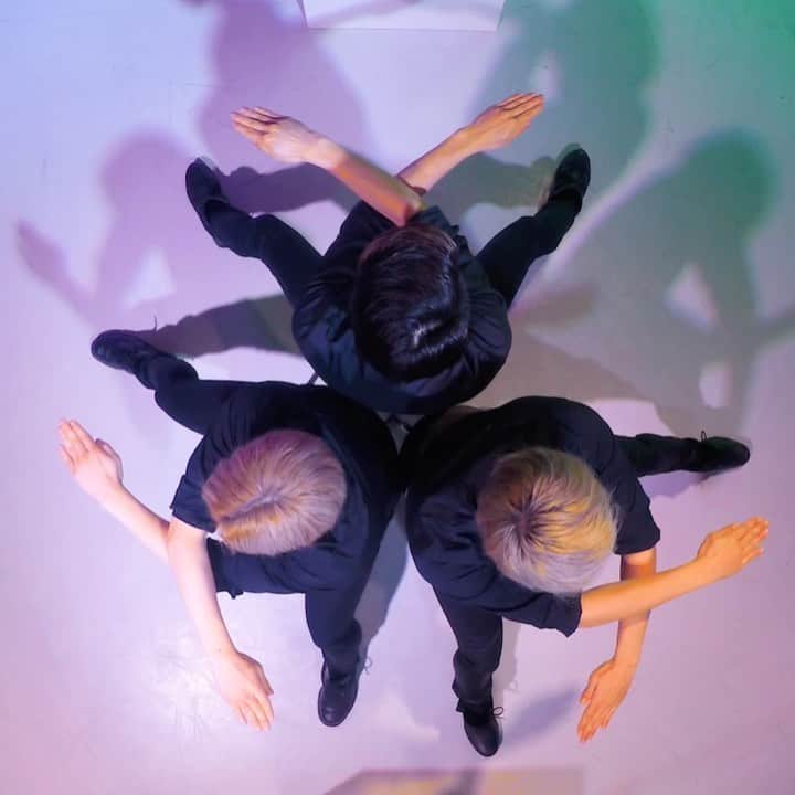 のインスタグラム：「Human kaleidoscope💫 身体で万華鏡やってみました😆 @xtrap.official   🕺🕺🕺 @ryoga_xtrap @kenshin_xtrap @zange_xtrap  🎥 @yoshiohhoryen」