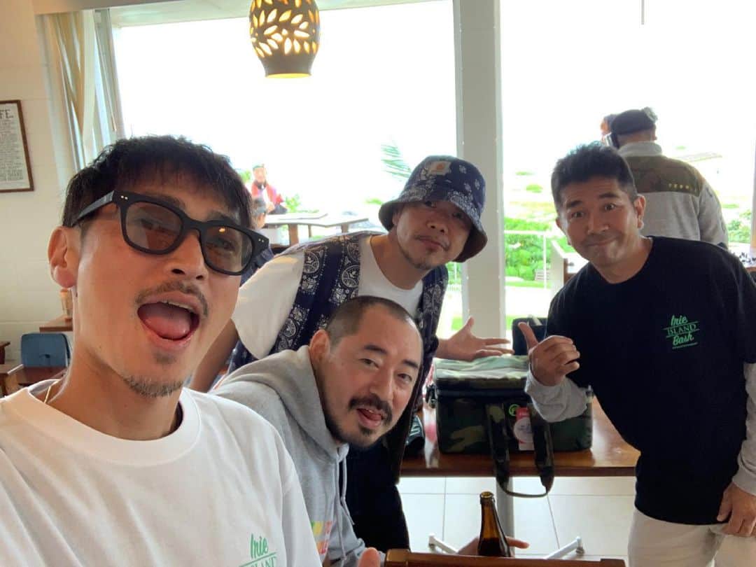 窪塚洋介のインスタグラム：「#沖縄　#はまひがじま #413 #MURO #MAGARA #TURNER #SIMPSON #irieislandbash  19:30までだよ全員集合〜🌺」