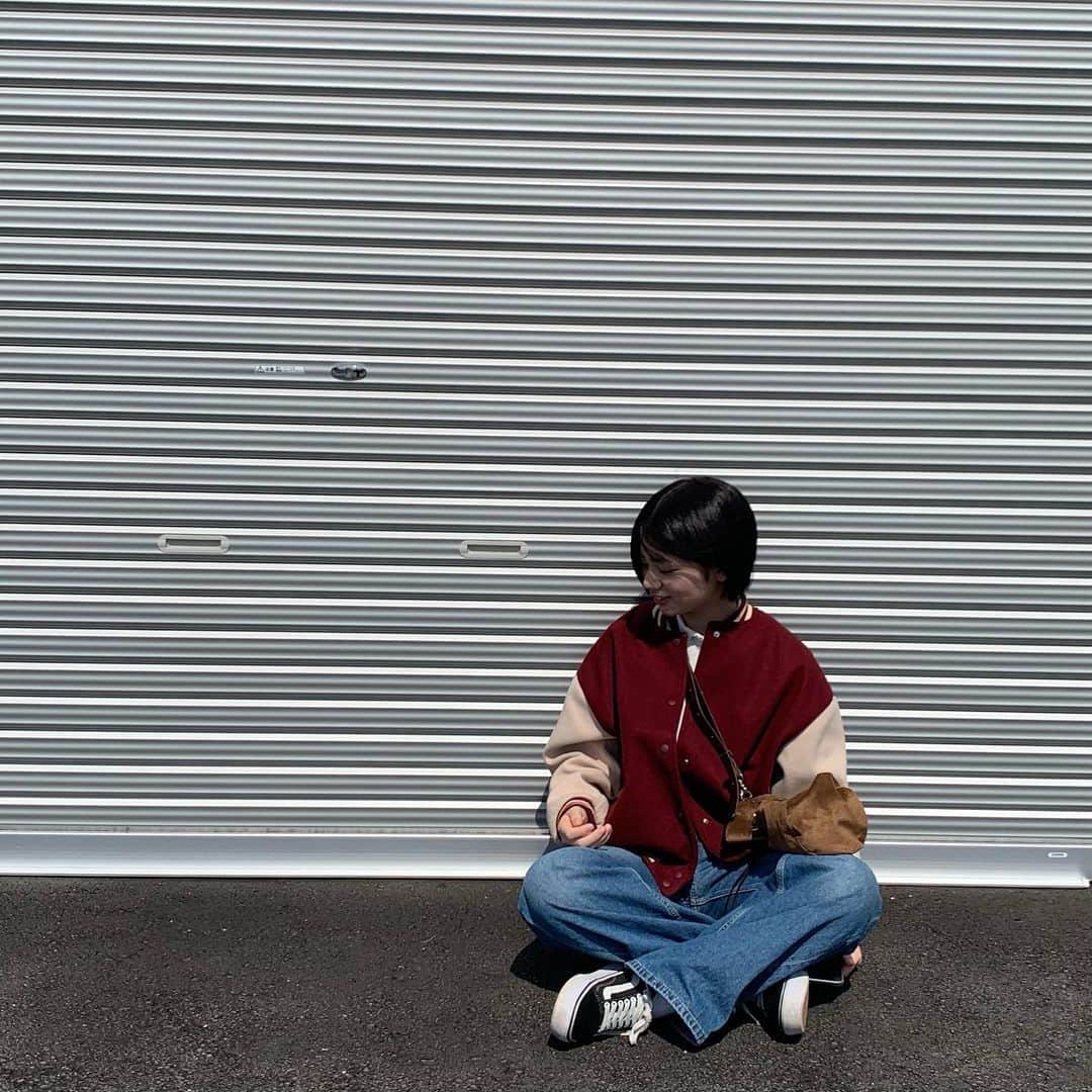 のインスタグラム：「この前からお問い合わせいただいていたすずが使ってる巾着バッグ、 @knockout_mie_official さんから 新しい巾着バッグが発売されたみたいです！！ 　 リバーシブルになってるので2パターン使えて、めちゃ可愛いのでマジでおすすめです🧏🏻‍♀️ 　 #knockout #noc #巾着バッグ #bag #ootd #outfit」