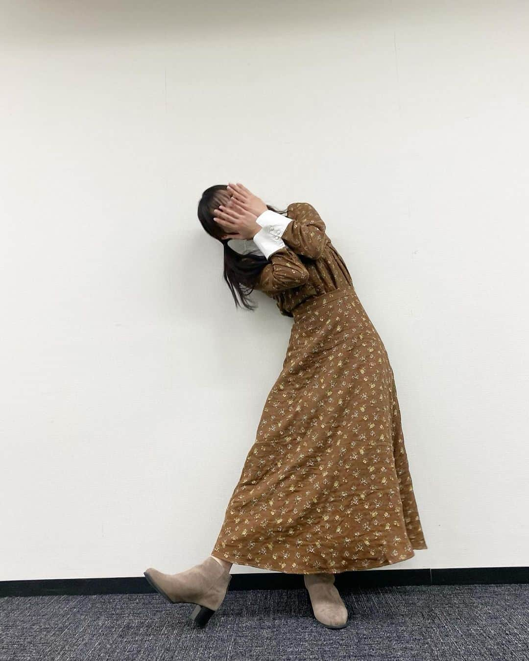 梅山恋和さんのインスタグラム写真 - (梅山恋和Instagram)「🌼  花柄の可愛いセットアップっ  白い襟と袖口がポイントです☺︎  #春コーデ#春服 #ゆる巻き#ツインテール #おもち映え」3月21日 15時04分 - cocona_umeyama