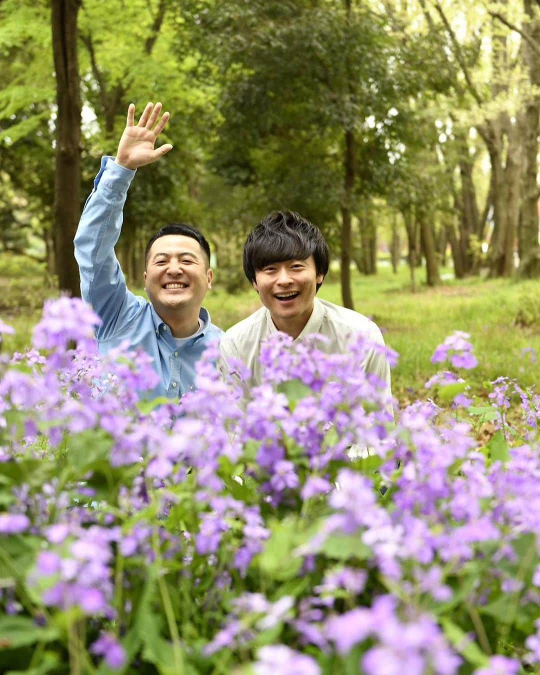 水田信二さんのインスタグラム写真 - (水田信二Instagram)「一昨日の日本アカデミー賞で最優秀賞や優秀賞を受賞された映画「浅田家！」のモデルになった浅田さんに撮っていただいた写真。 #浅田家！ #和牛 #2019年 #お花の向こうからパターン」3月21日 15時23分 - mizuta.shinji