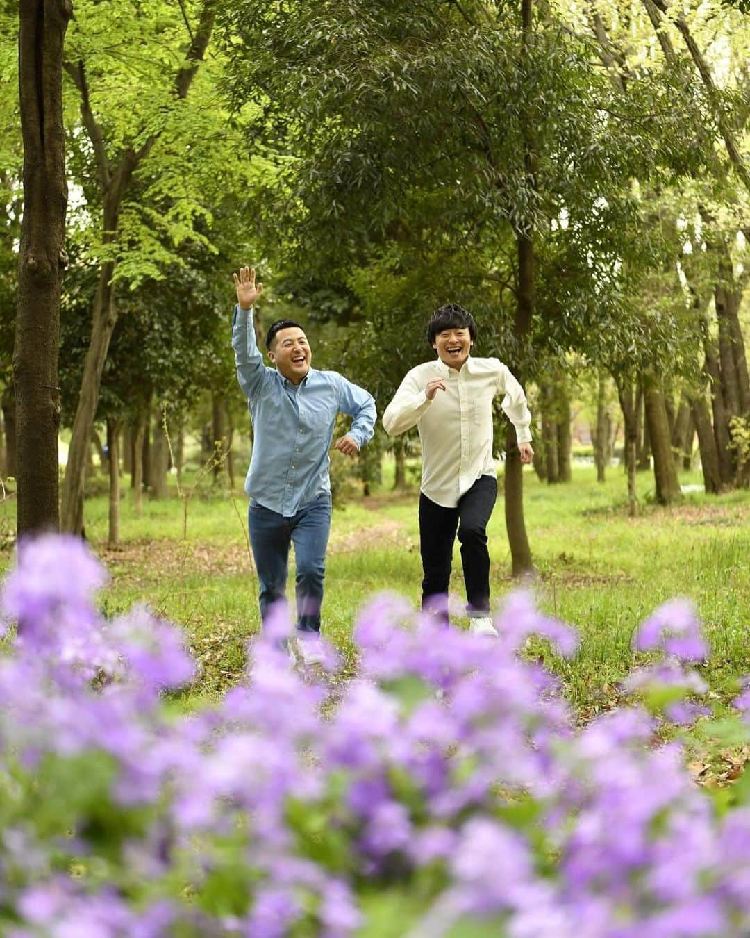 水田信二さんのインスタグラム写真 - (水田信二Instagram)「一昨日の日本アカデミー賞で最優秀賞や優秀賞を受賞された映画「浅田家！」のモデルになった浅田さんに撮っていただいた写真。 #浅田家！ #和牛 #2019年 #お花の向こうからパターン」3月21日 15時23分 - mizuta.shinji