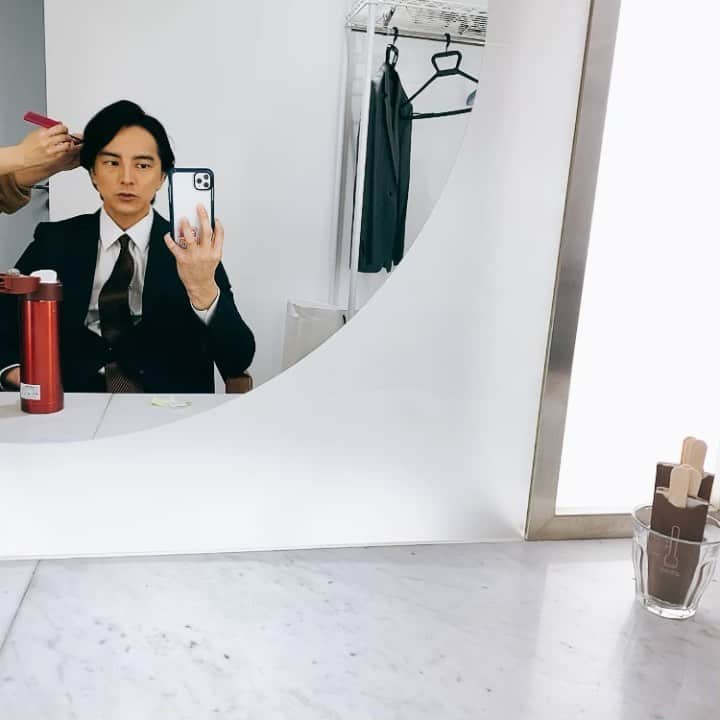内田滋のインスタグラム：「一昨日もらった台本なのに今日撮影で、そして膨大な量のセリフで、久しぶりに昨日はいっぱいいっぱいでした。 でも現場は楽しくできました。  さて、一杯ひっかけて帰ろっと。  #撮影 #膨大なセリフ #眠い #メイク中 #楽しかった #さて花見はいつ？」