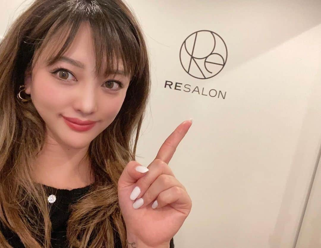 森本あやかさんのインスタグラム写真 - (森本あやかInstagram)「あの美髪サロンで有名なRESALON内に﻿ 新しくエステサロンRenatusが﻿ オープンしたとのことで早速体験してきたよ〜 ☺︎﻿ ﻿→ @resalon.umeda  @renatus.umeda  ﻿ ﻿ Renatusは子連れエステ可能◎﻿ ベビーベッドもあるから﻿ 小さな赤ちゃん連れもオッケー👌﻿ コロナ対策で子連れダメなサロン多いけど﻿ こうやって受け入れてくれるサロン有難い🙏﻿ きちんと感染防止対策されてるから安心だよ◎﻿ ﻿ ﻿ 今回は初めてなのでオーダーメイドコースを。﻿ ﻿ 産後ダイエットというか﻿ もう産んでから８年経ってるけど。笑﻿ 太ったり痩せたりが激しくて安定しないし﻿ 体重を落としても30歳を過ぎてから﻿ まぁ年々ボディラインが物凄いことになってきて﻿ 今年の夏こそ、セクシーな水着を着こなせるように！！﻿ ﻿ ﻿ エステティシャンの美佳さんのエステは﻿ オールハンドで全然痛くないのに効果抜群！！﻿ ﻿ 施術中でも身体が薄くなってくのがわかるし﻿ 施術後は身体が軽くなってるの ☺︎﻿ ﻿ エステ業界歴24年の美佳さんは﻿ ほんとにこのお仕事が大好きなんだろうなって﻿ 施術を受けてるだけで伝わってくるし﻿ 美佳さんのアドバイスは﻿ ダイエット難民の心に響くんだー！！﻿ ﻿ 良く言われるアドバイス﻿ ・食事制限﻿ ・運動量を増やす﻿ なんてことは一切言わない ☺︎﻿ だって、そんなこと出来てたら太ってないし﻿ そんなの一生続けれないでしょ。って🤣🤣﻿ ﻿ そんな上っ面なことよりも﻿ ダイエットへの意識の変え方を教えてくれるから﻿ 痩せるのって簡単なのか！と感じさせてくれるし﻿ ダイエットのサポートをお願いしたい♡ と思う。﻿ ﻿ ダイエット難民の方！是非体験してみて ☺︎﻿ ﻿ ﻿ #resalon #renatus #エステサロン #美髪サロン #子連れ #産後ケア #産後ダイエット #痩身エステ #インナーマッスル #ボディライン #ダイエット #ダイエット難民 #食べて痩せる #おすすめ ﻿ ﻿ ﻿ ﻿」3月21日 15時40分 - ayachi0120