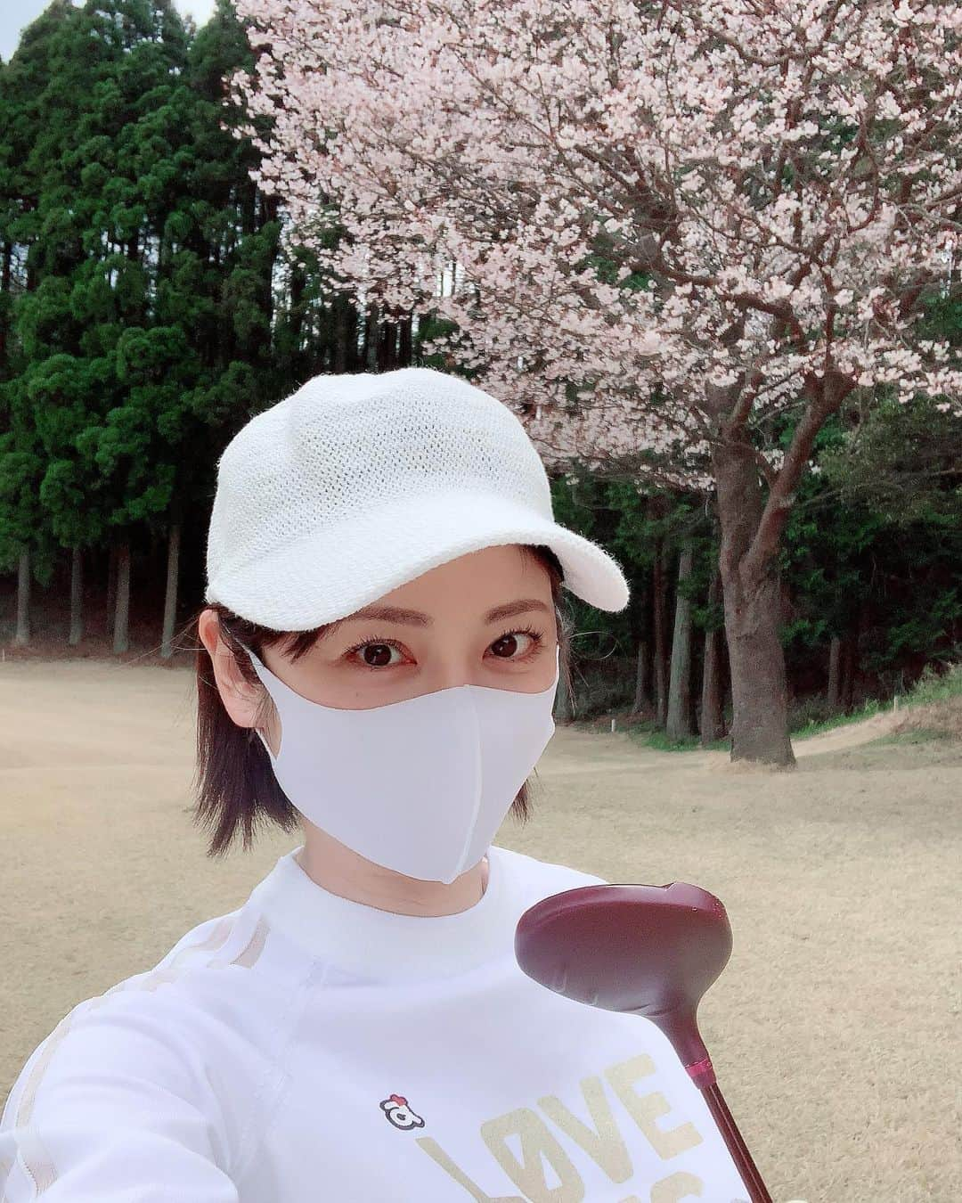 原史奈さんのインスタグラム写真 - (原史奈Instagram)「お花見ゴルフ🌸 ずーっと雨予報だったのに数日前に雨から曇りに✨ 実際は晴れて暑いくらいだった☀️ 天候も良くて桜も咲き始めていて 気持ちよかった⛳️ ゴルフだと密にならずに桜を楽しむことができて良い☺️ #お花見ゴルフ #春ゴルフ #ゴルフ日和 #気持ち良い #桜 #お花見 #ザカントリークラブジャパン  ﻿﻿﻿﻿﻿﻿﻿﻿#原史奈 #ゴルフ #ゴルフレッスン #ゴルフ女子#ゴルフ大好き #golf #ゴルフウエア #ゴルフコーデ #ゴルフグッズ #ゴルフ動画 #ping #ピン #ping女子 #gle2 #g410 #even #archivio #アルチビオ #cuartounited #instagolf」3月21日 6時57分 - fuminahara