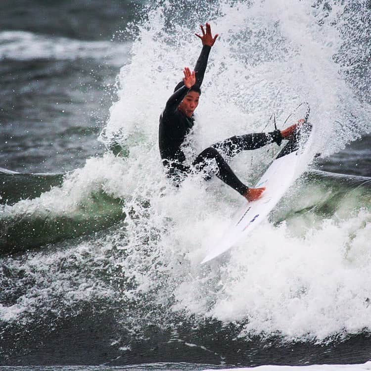 前田マヒナのインスタグラム：「Onshore days are better than sitting in quarantine for 2 weeks  Thank you @robiruffy_t  #dovesurfingwetsuits」
