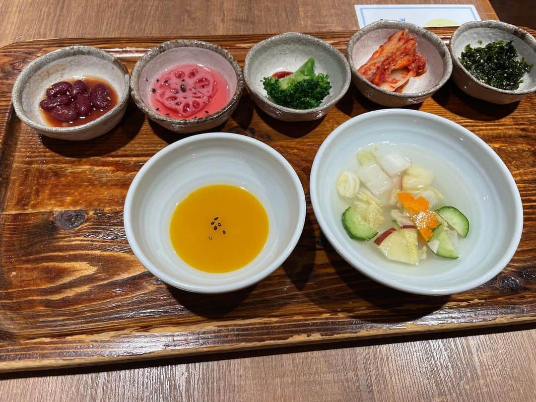 田辺智加さんのインスタグラム写真 - (田辺智加Instagram)「伊勢丹 韓国料理　古家 食前に食べるお粥と水キムチ 消化を助けるんだって！  韓国行った時 キンパが日本の半額で驚いたなー。  #伊勢丹 #新宿 #韓国料理 #品がある #ざくろジュース #美肌」3月21日 8時10分 - chikaxxsweet