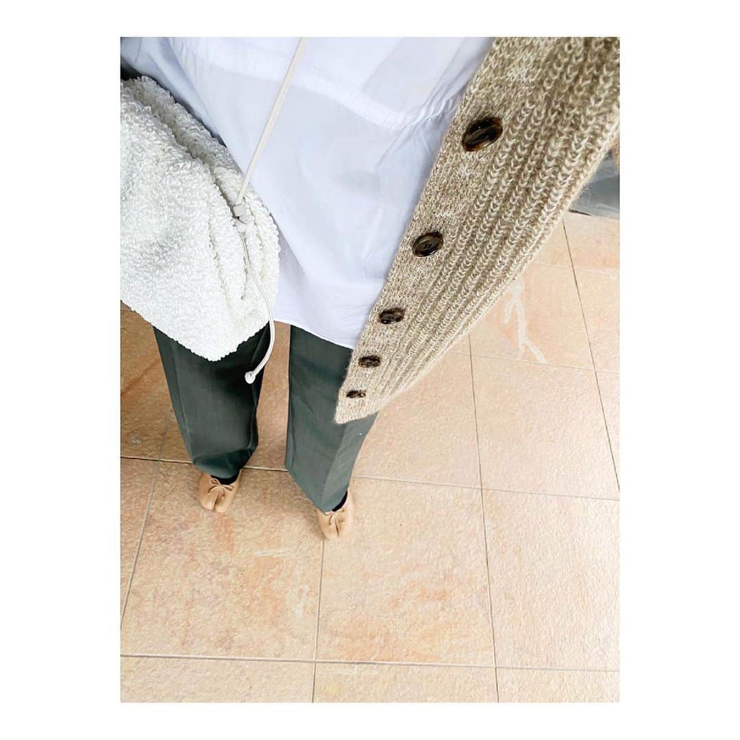 のインスタグラム：「春が来ました💚 今日は一日お仕事です！ 娘は父も母も通り越しばあばラバーなので 今日は家でラブラブして頂こうと思います👧 ばあばに感謝。  blouse bacca knit casafline pants acne bag bottegaveneta shoes maison margiela」