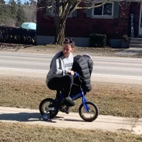 パティ・マレットのインスタグラム：「Snow is finally melting in Canada 🍁 Had fun today with my sister and my great nephews Austin and little Lucas. Brings me back ... Why do they grow up so fast!? 😩   #family #familyfun #familytime #spring #springishere #bikelife」