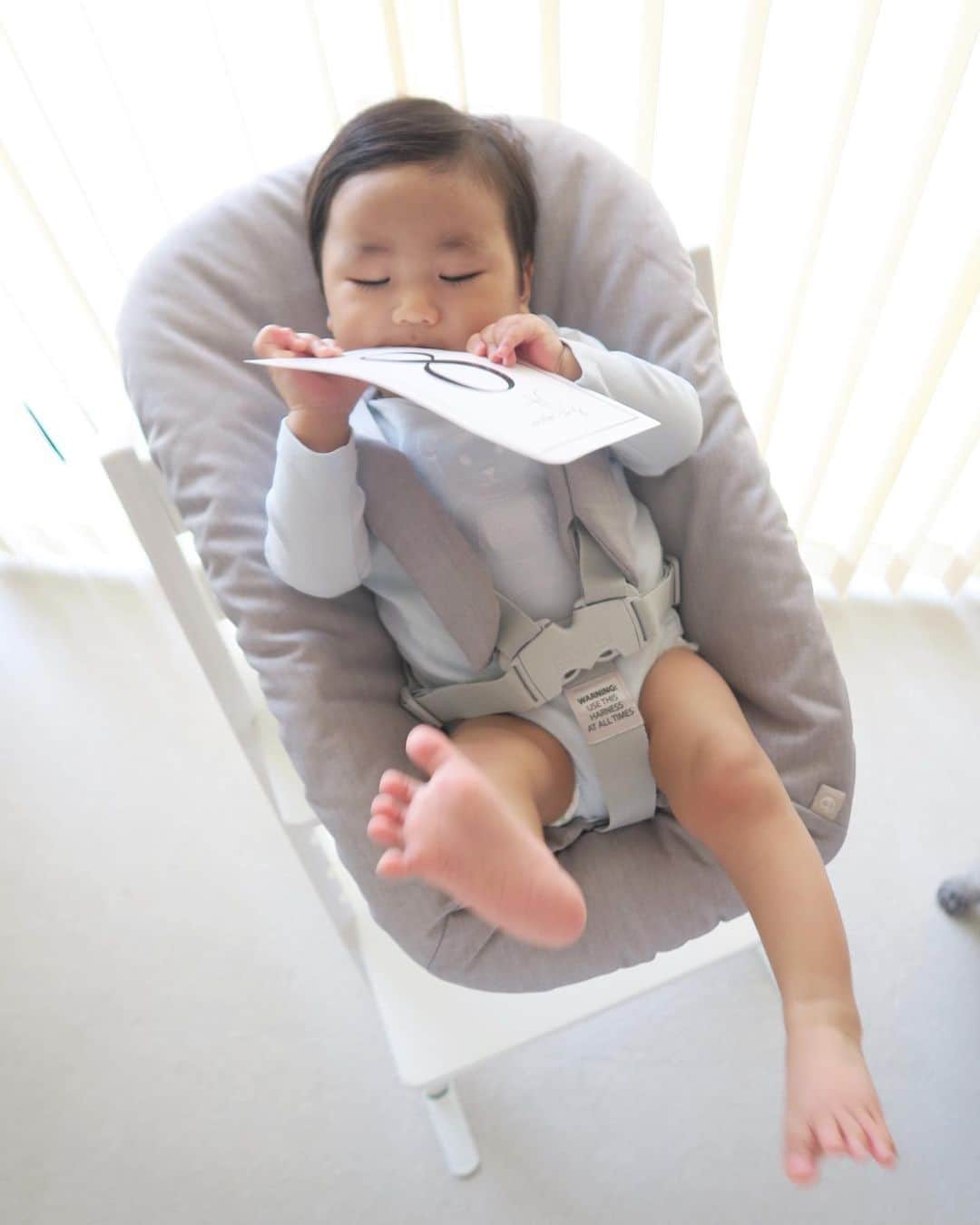 Mai Wakimizuのインスタグラム：「僕ちん8ヶ月なりました＼(^o^)／この1ヶ月で急成長した気がする♡なかなかやる気のなかったずり這いが出来るようになったと思ったら、翌日にはハイハイが出来、ずり這いは1日で終了。笑 ハイハイ出来るようになると目が離せないけど、一人で遊ぶ時間が増えたからどちらかと言うと楽になったかな♡ ✔︎寝相が悪くなり気付いたら横向き ✔︎ご飯の時マンマーと言う ✔︎両手に持ってるおもちゃ同士を叩いて音を鳴らせる ✔︎ストローで飲める ✔︎コップで飲める ✔︎伝え歩きが出来る ✔︎ずり這いが出来る ✔︎ハイハイが出来る ✔︎離乳食は一回につき4〜5品、モリモリ食べる ✔︎うんちは1日5回。笑 ✔︎おもちゃよりも袋や紐や紙が好き ✔︎コンセント大好き ✔︎体重は7800g #happybirthday#男の子ベビー#赤ちゃん#babyboy#生後8ヶ月#8month」