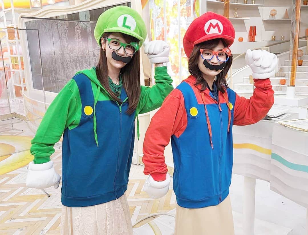 TBS「はやドキ！」のインスタグラム：「マリオとルイージ🎵﻿ ﻿ ユニバーサルスタジオジャパンに﻿ スーパーマリオの世界観をテーマにした新しいエリアがオープンしました✨﻿ ﻿ マリオになりきれるグッズも売っているとのことで、より楽しめますね😊﻿ ﻿ ﻿ 二人ともすごく似合っていてかわいい💗﻿ ﻿ ﻿ 皆川﻿ ﻿ ﻿ ﻿ #スーパーマリオ﻿ #上野愛奈﻿ #篠原梨菜﻿ #アナウンサー﻿ #はやドキ﻿ #tbs」