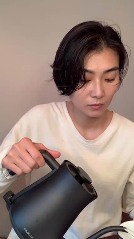 のインスタグラム：「おはようございます。 ゆる〜く話してるのでラジオのように暇な時にながらで聞いてみてね☺️💓 日曜日朝から起きてライブに参加してくれたみんなありがとう❤️ お陰で最高の日曜日になったよ☺️🙏 . ⚫︎揺るがないメンタルの作り方 . ⚫︎毎日1ヶ月ランニングチャレンジをして変わってきた変化報告。 .  ⚫︎ファスティング後の体調や気持ちの変化。 . ⚫︎朝一番に太陽を浴びるとどう変わるのか？ . ⚫︎お金の扱い方  わたしの中で1番良いエネルギーを持っている大好きなまみちゃんと @mami_kumagai310  少し緩めの日曜日インスタライブ」