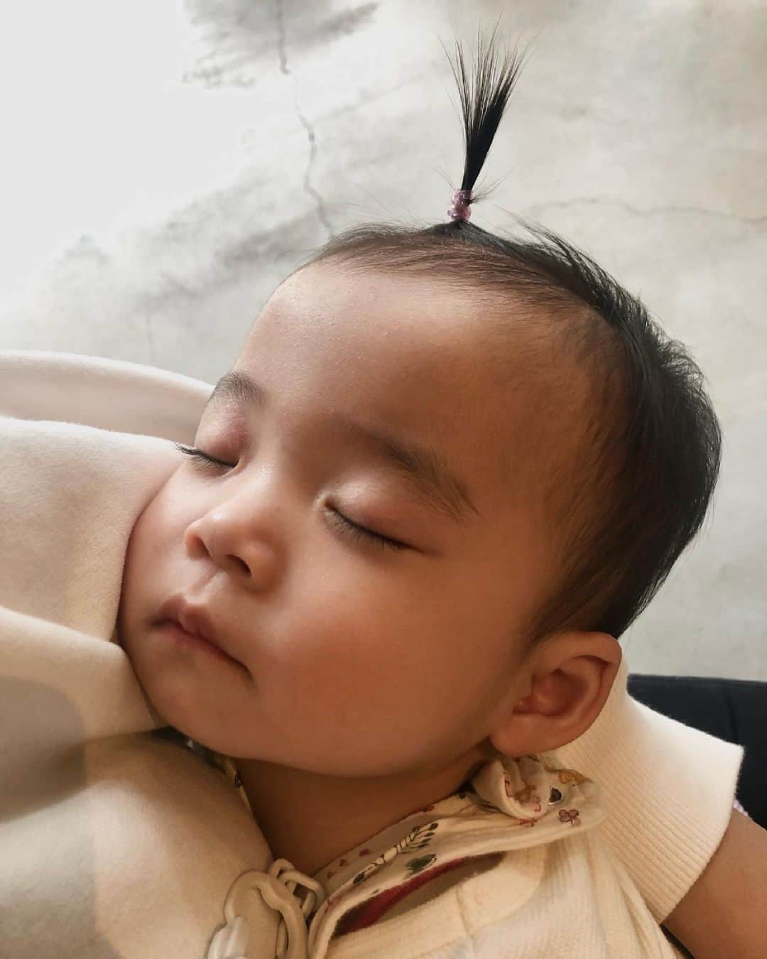 LINKAのインスタグラム：「天使すぎる寝顔にはじめてのチョンマゲ🎀🎀#8ヶ月ベビー」